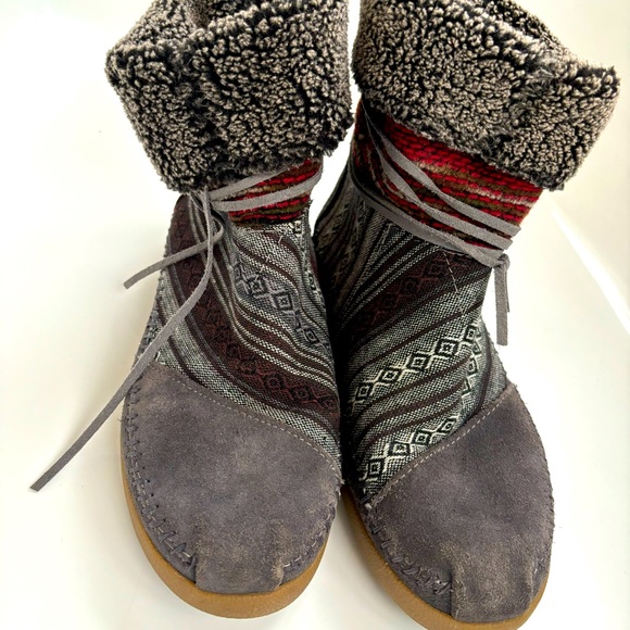 TOMS Boots Womens 7  Multicolor Leather Faux Fur Pull On Casual Excellent Cond. - Picture 10 of 11